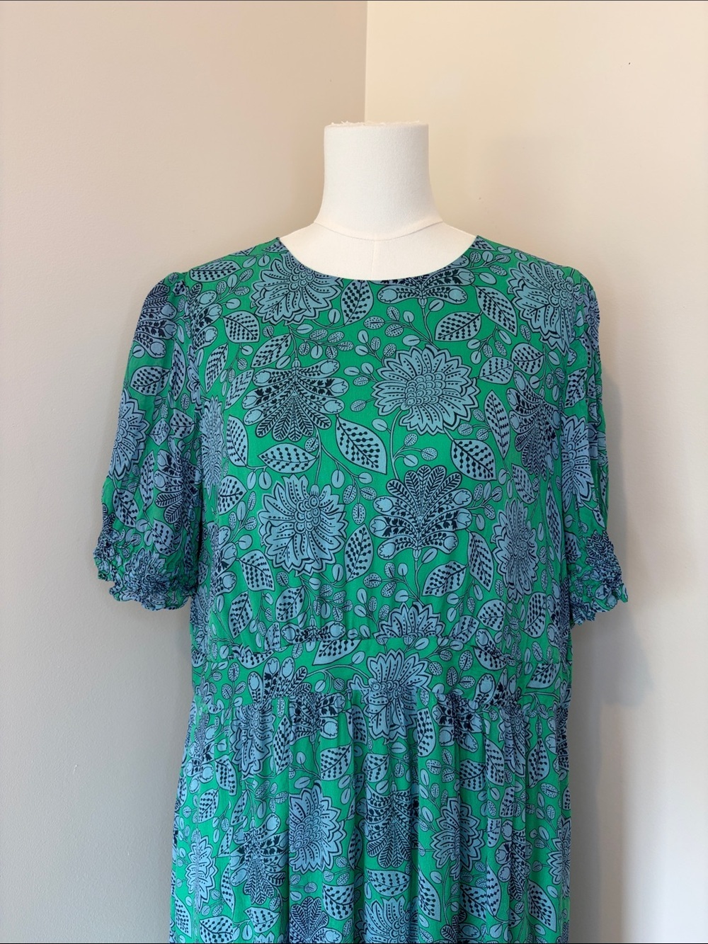 Boden Smocked Cuff Maxi Dress Key Hole Back Size 16-18R Green Floral - Picture 2 of 8